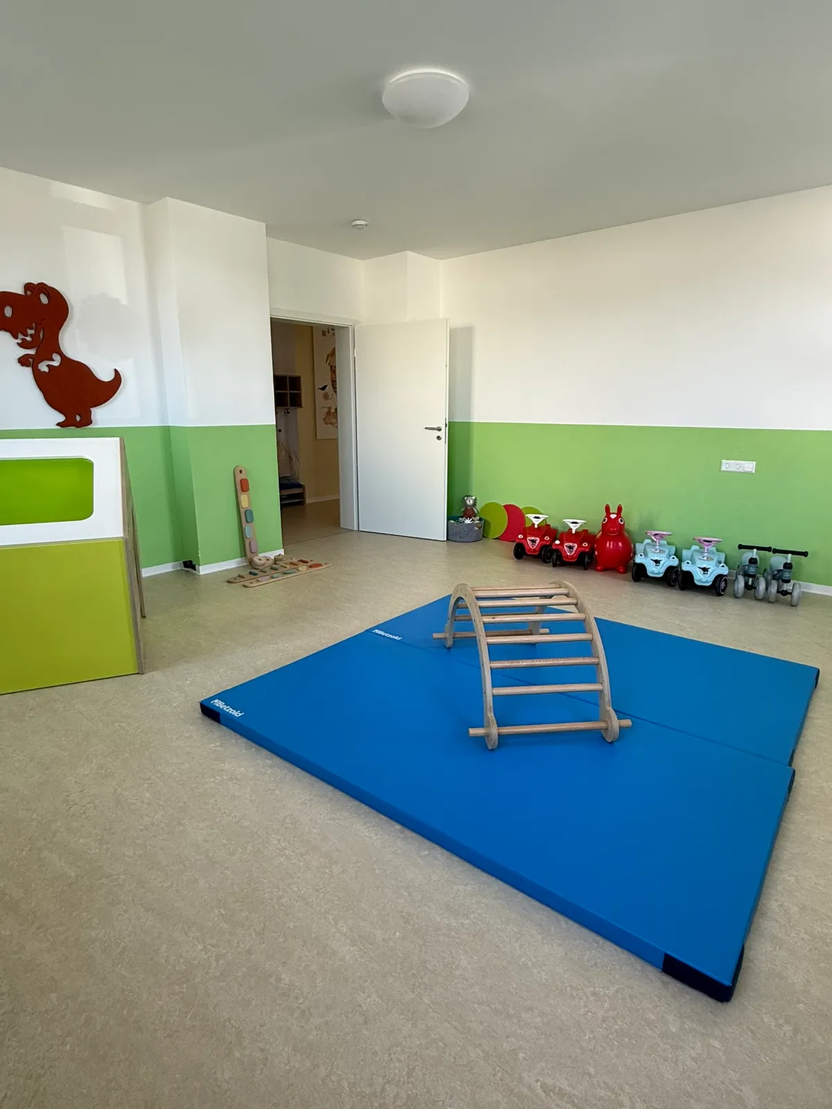 Bewegungsraum mit Kletterelementen