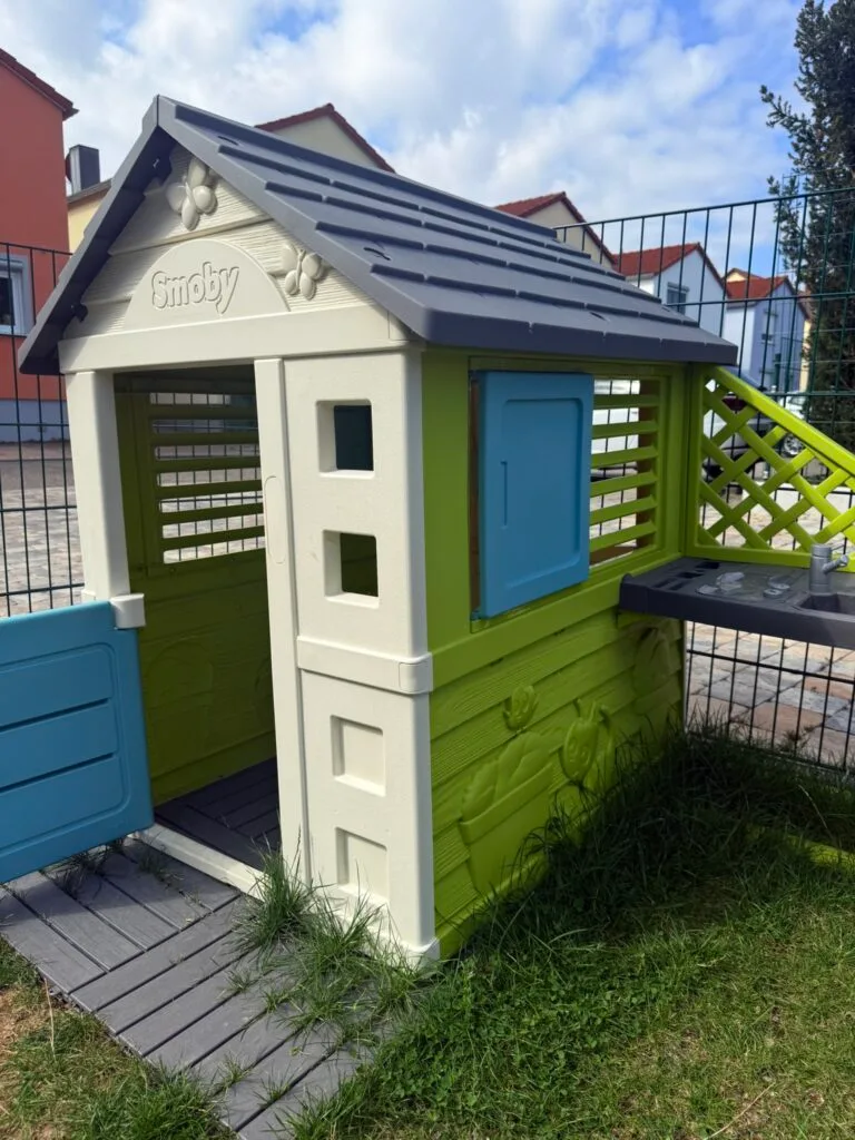 Spielhaus im Garten des Kindernests Zauberkiste